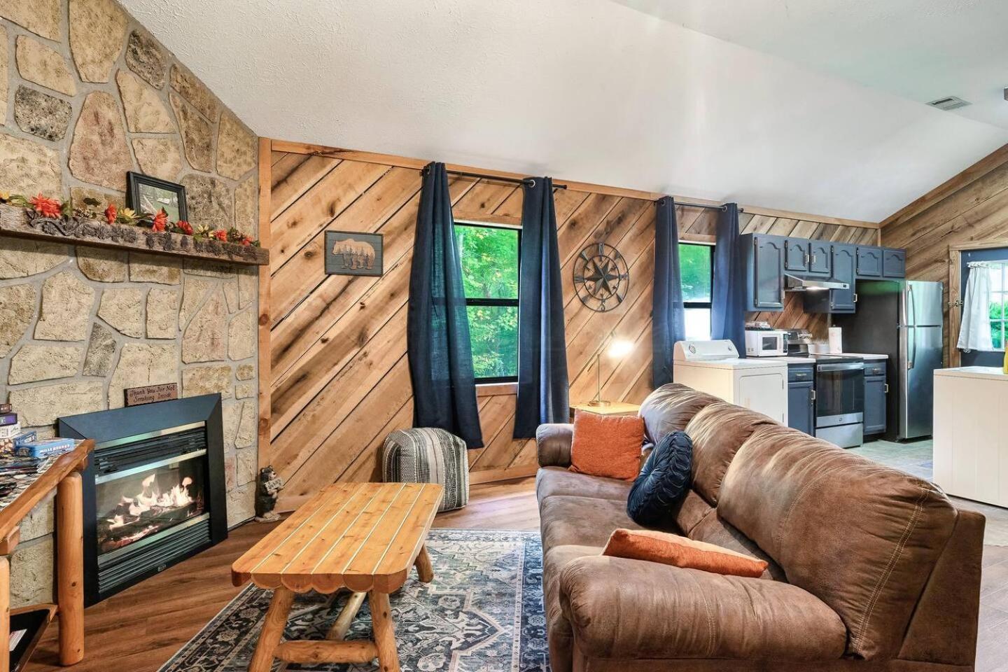 Romantic Mtn Cabin Hot Tub & Jacuzzi Views Sevierville Exterior photo