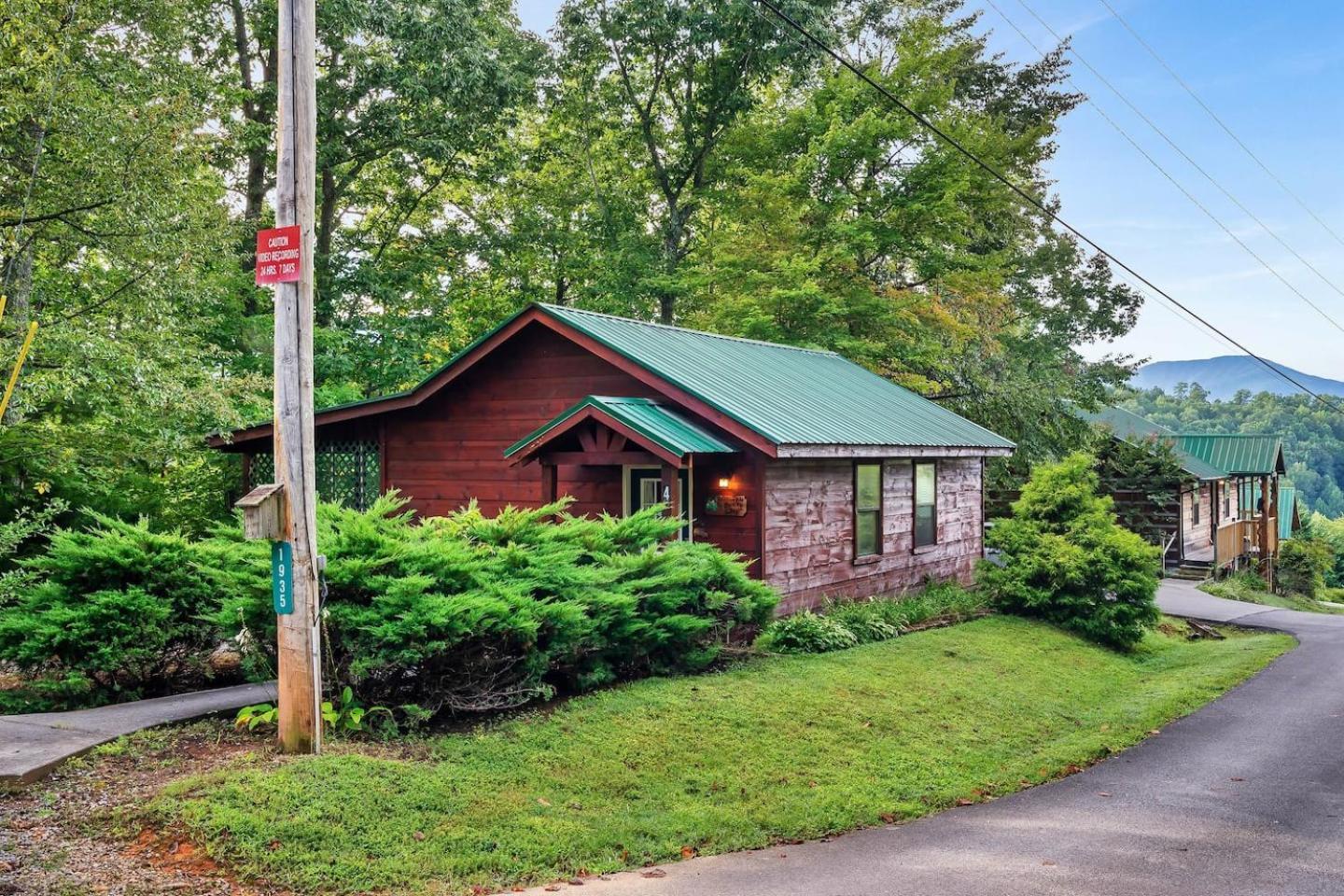 Romantic Mtn Cabin Hot Tub & Jacuzzi Views Villa Sevierville Exterior photo