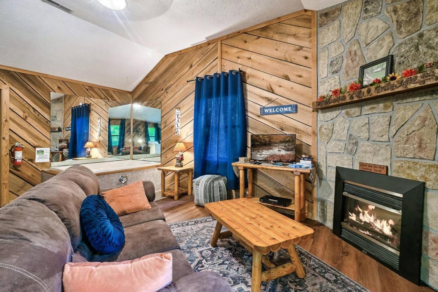 Romantic Mtn Cabin Hot Tub & Jacuzzi Views Sevierville Exterior photo